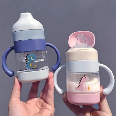 Cute Dinosaur Printed Baby Sippy Cup with Soft Silicone Spout & Dual Handles – Leak-Proof Training Water Bottle (240ml / 280ml)Cute Dinosaur Printed Baby Sippy Cup with Soft Silicone Spout & Dual Handles – Leak-Proof Training Water Bottle (240ml / 280ml)