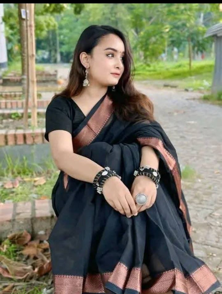 কালো তামা নকশি পাড় হাফ সিল্ক তাঁতের শাড়ি (ব্লাউজ পিসসহ)