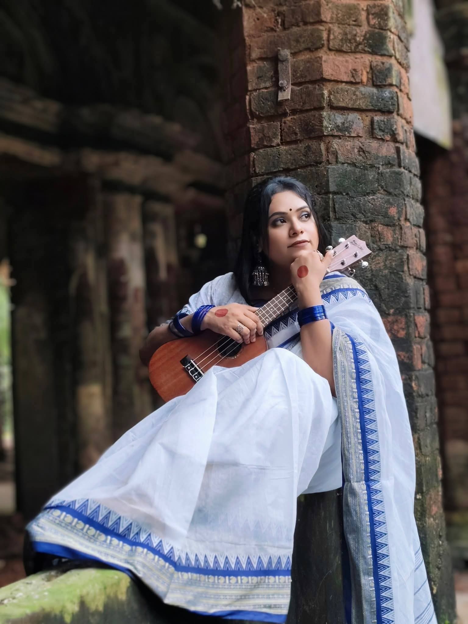 সাদা আম পাইড় শাড়ী